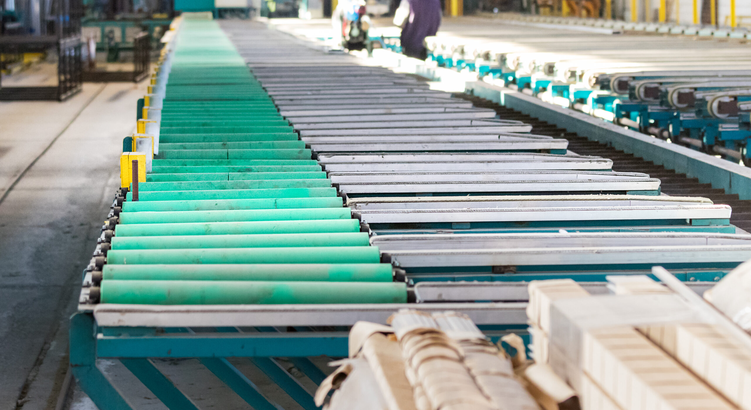 Detail of rollers of an aluminium extrusion profile roller table runout table.